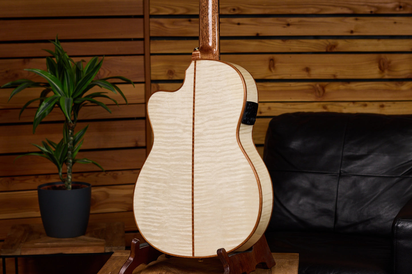 ORTEGA The Private Room 4/4 Konzertgitarre 6-String - Natural + Gigbag