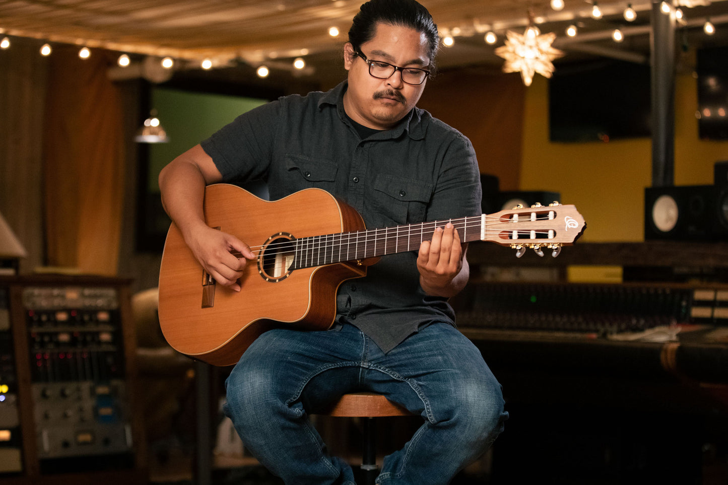 ORTEGA Family Series Pro 4/4 Konzertgitarre 6 String - Massive Zeder / Mahagoni Natur + Bag