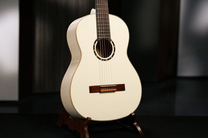 ORTEGA Family Series 4/4 Konzertgitarre 6 String - Weiß + Bag