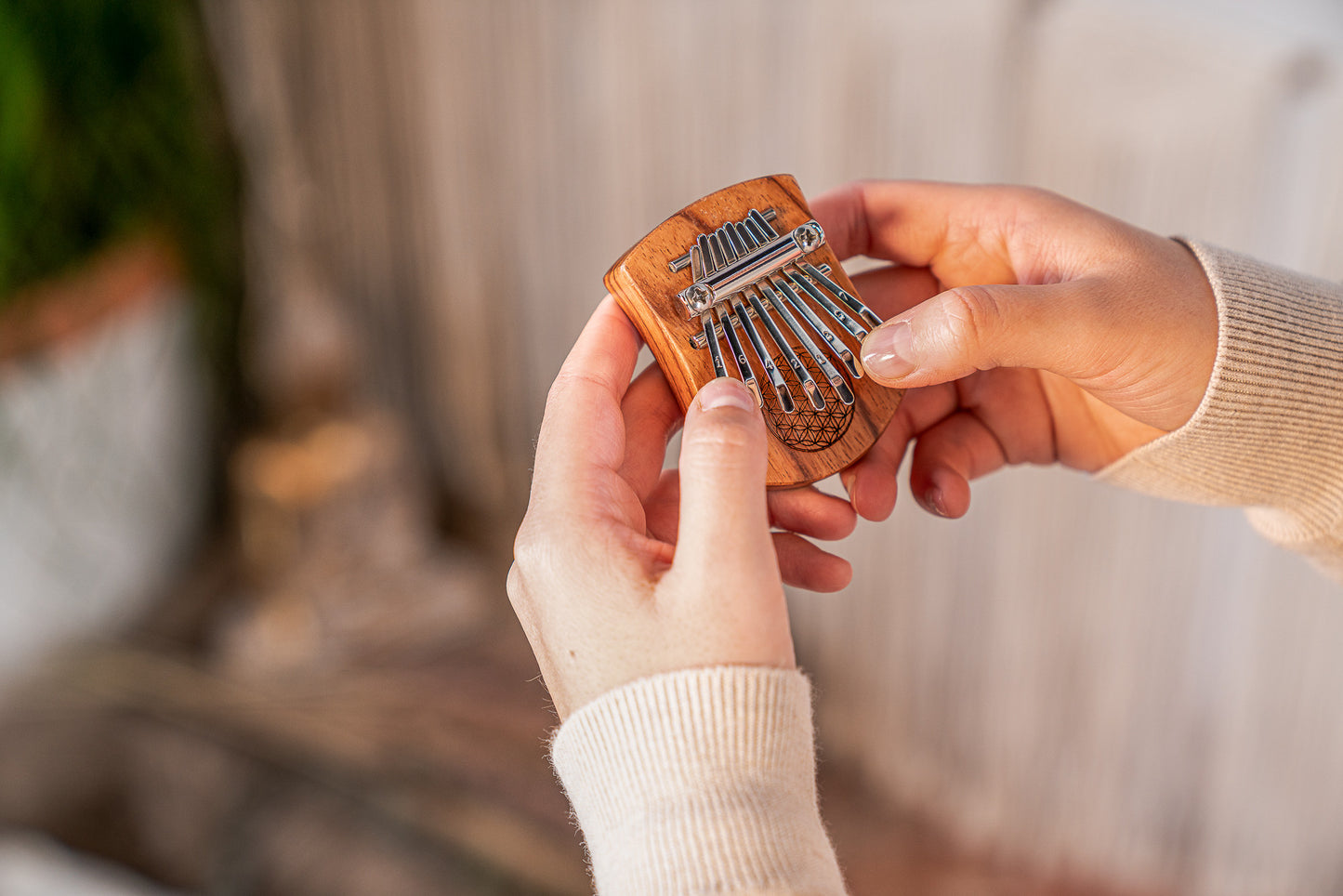 Meinl Sonic Energy Solid "Flower of Life" Mini Kalimba - 8 Töne / rotes Zebraholz