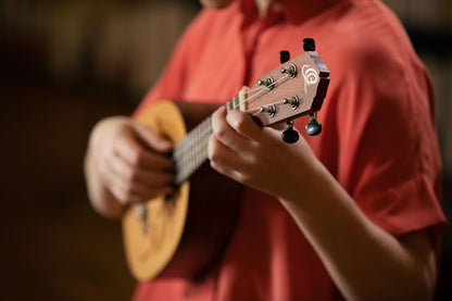 ORTEGA Bonfire Serie Konzert Ukulele 4 String - Fichte/Sapele Natur