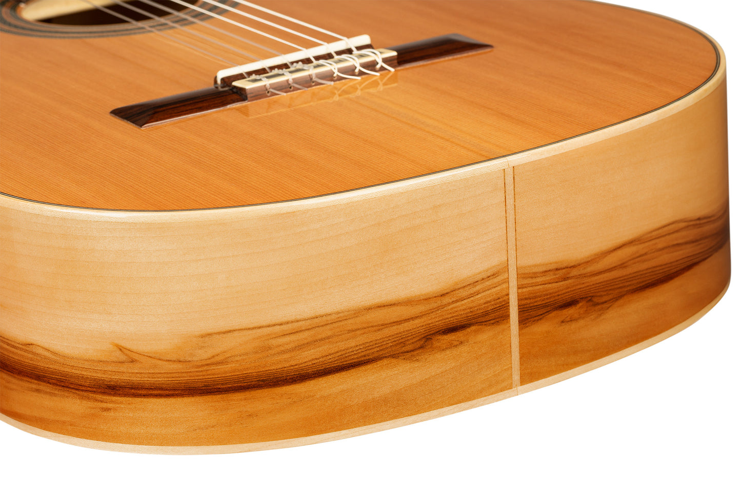 ORTEGA Traditional Series 4/4 Nylon String Guitar 6-String + Pro Gig Bag