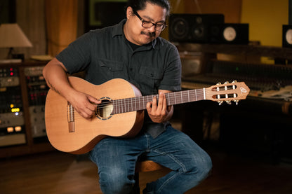 ORTEGA Family Series Pro 4/4 Konzertgitarre 6 String - Zeder / Mahagoni Natur + Bag