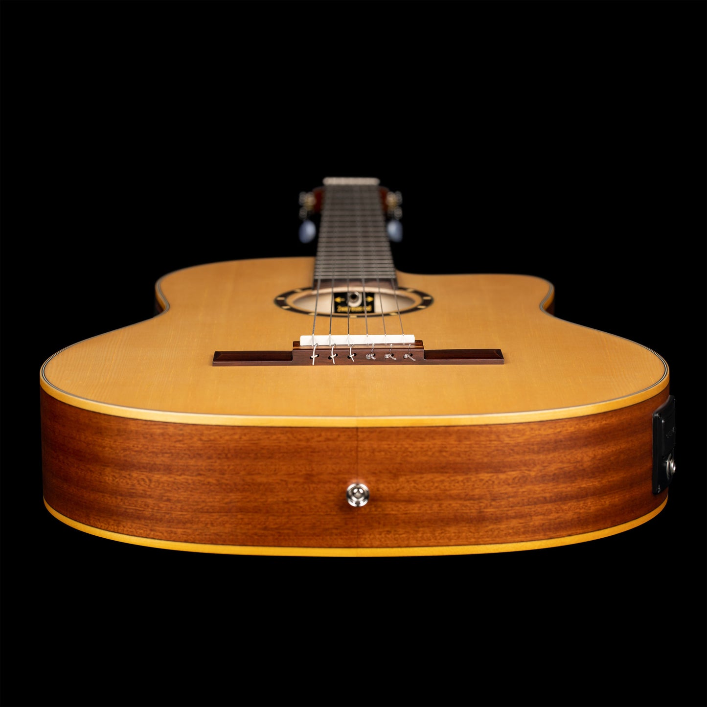 ORTEGA Family Series 4/4 Slim Neck Konzertgitarre 6 String - Fichte / Mahagoni Natur + Bag