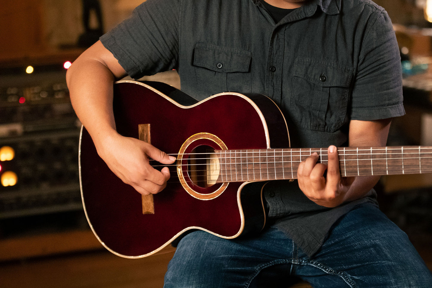 ORTEGA Performer Series 4/4 Thinline Konzertgitarre 6-String - Stained Red + Gigbag