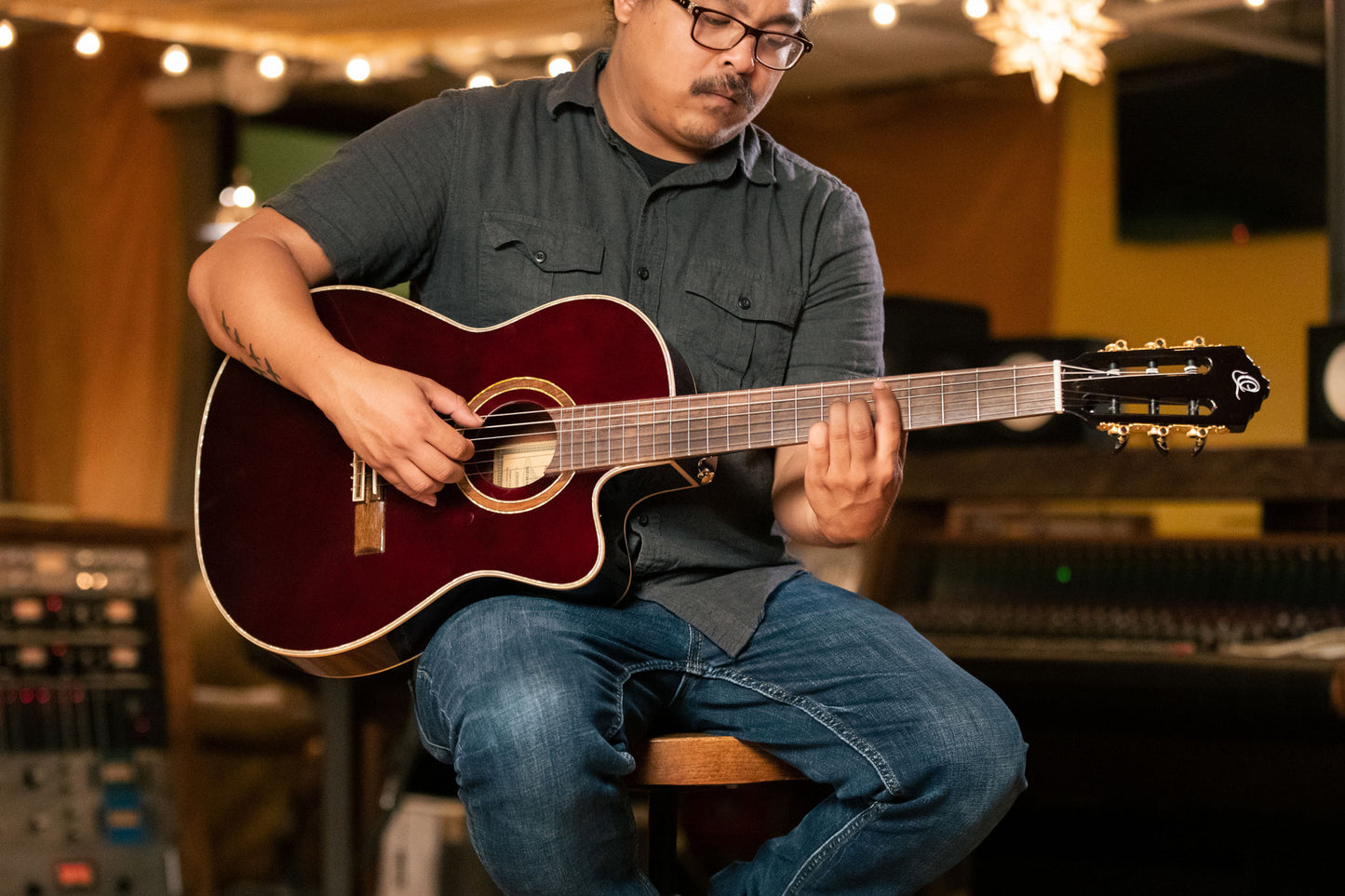 ORTEGA Performer Series 4/4 Thinline Konzertgitarre 6-String - Stained Red + Gigbag