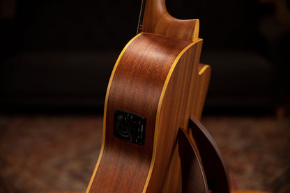ORTEGA Family Series Pro 4/4 Slim Neck Konzertgitarre 6 String Lefty - Massive Zeder / Mahagoni Natur + Bag