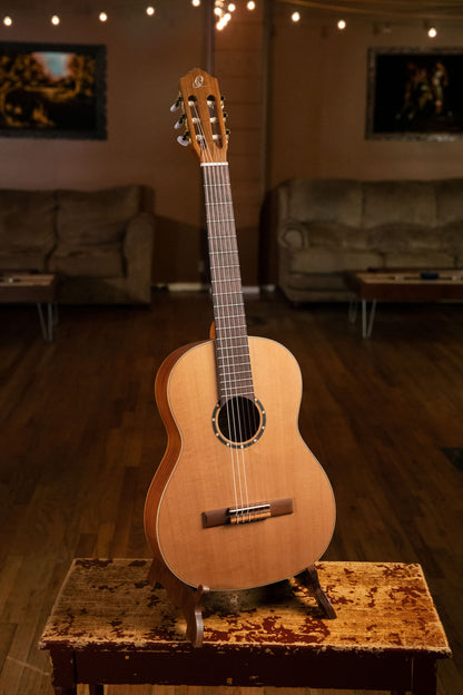ORTEGA Family Series Pro 4/4 Konzertgitarre 6 String - Zeder / Mahagoni Natur + Bag