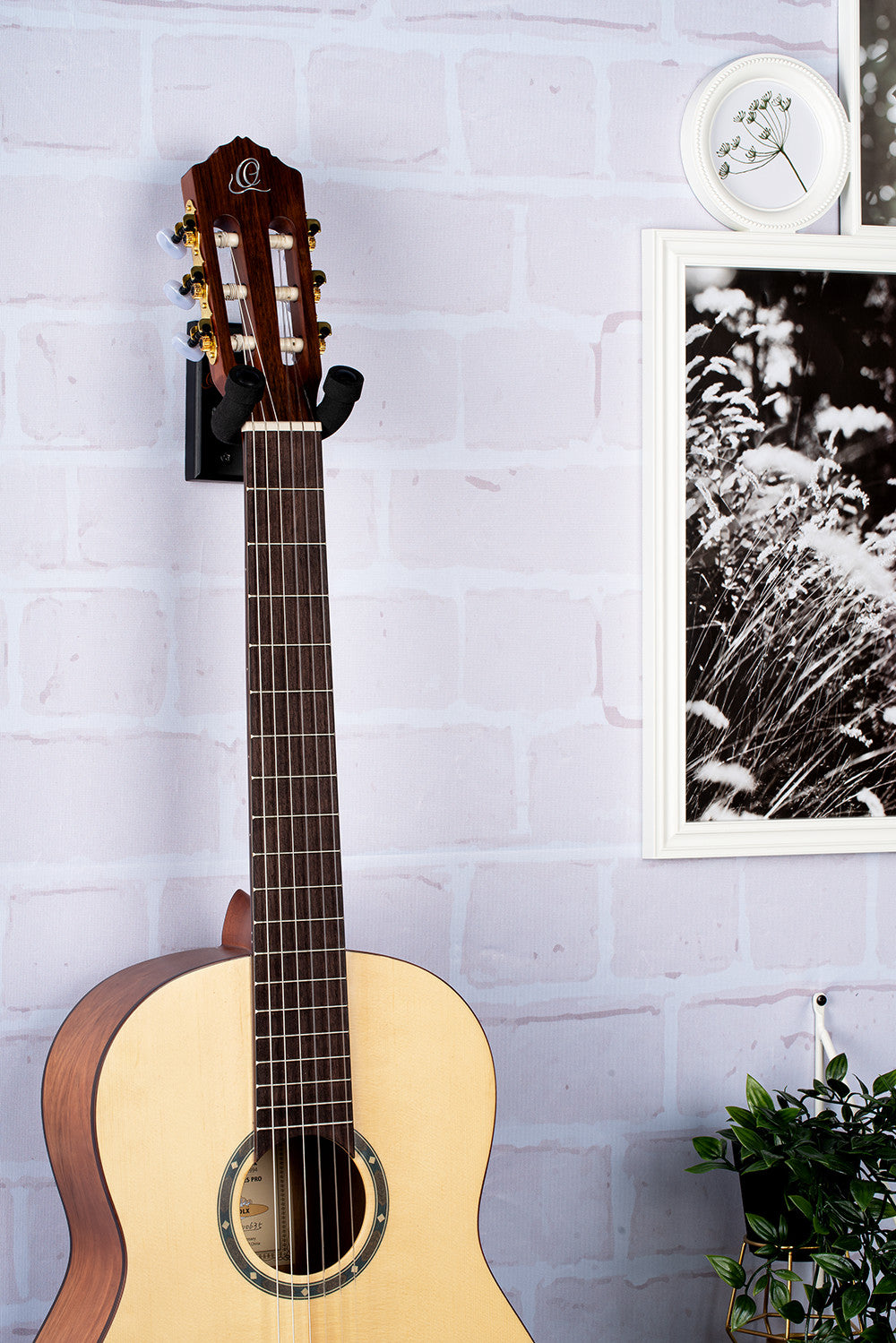 ORTEGA Guitar Wall Hanger - Black
