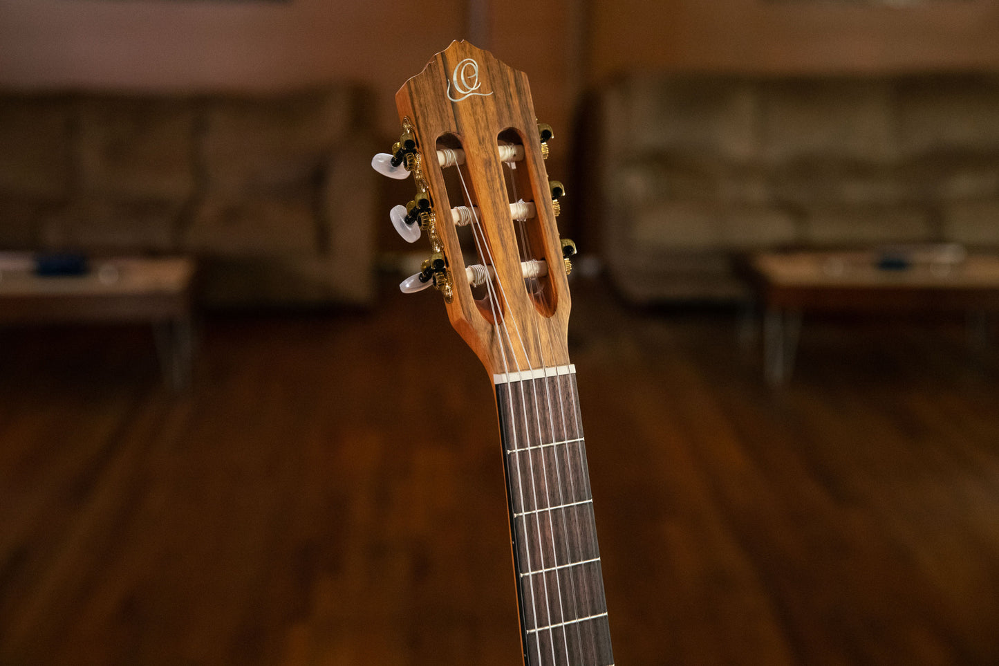 ORTEGA Family Series Pro 4/4 Slim Neck Konzertgitarre 6 String - Massive Zeder / Mahagoni Natur + Bag