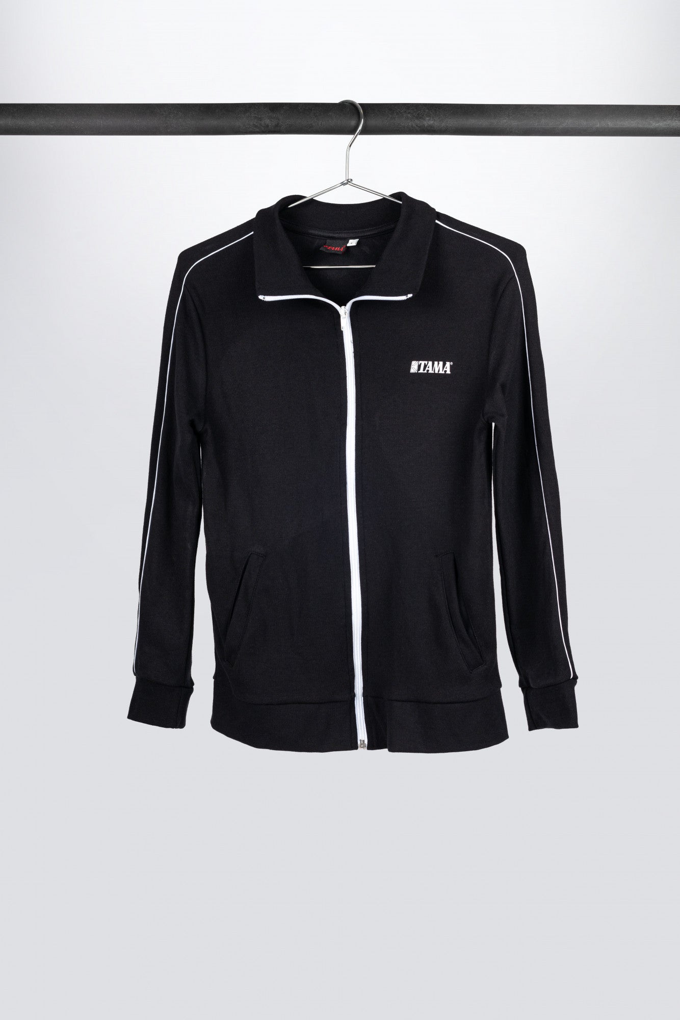 TAMA Trainingsjacke in schwarz mit Logo auf der linken Brust