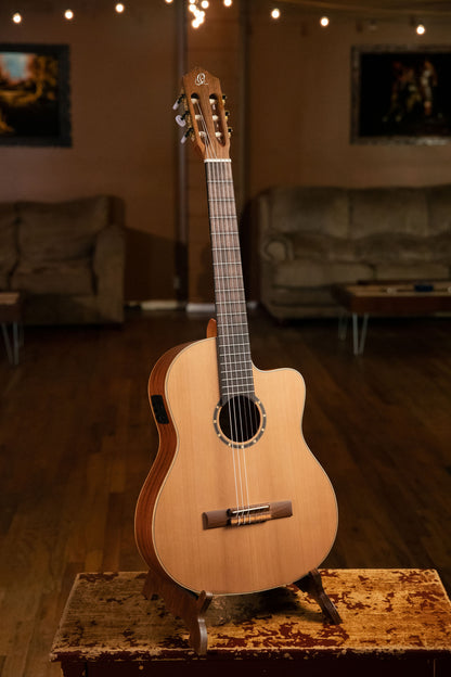 ORTEGA Family Series Pro 4/4 Konzertgitarre 6 String - Massive Zeder / Mahagoni Natur + Bag