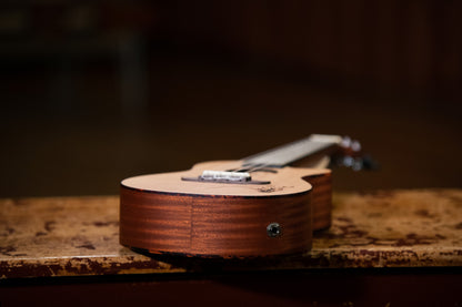 ORTEGA Bonfire Serie Konzert Preamp Ukulele 4 String - Fichte/Sapele Natur