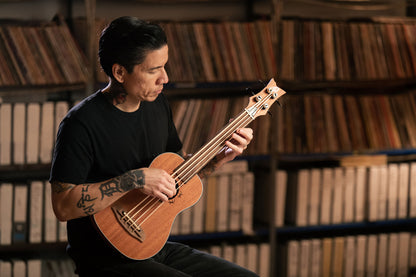 ORTEGA Lizard Serie Short Scale Fretless Uke Bass 4 String - Mahogany Natural + Bag