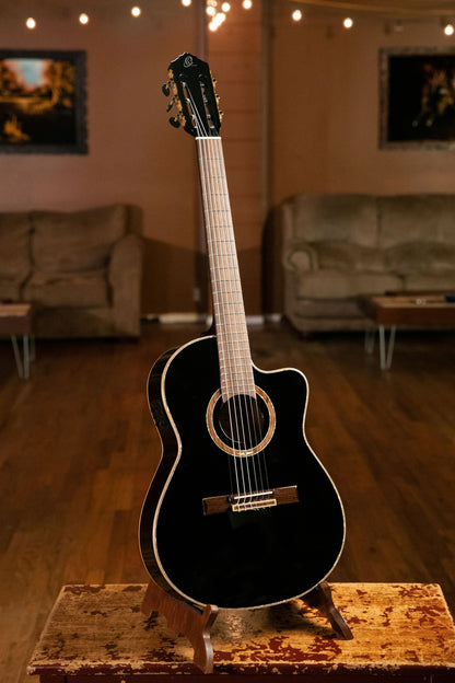 ORTEGA Performer Series Konzertgitarre 4/4 Schmaler Hals Dünner Korpus - schwarz + Bag