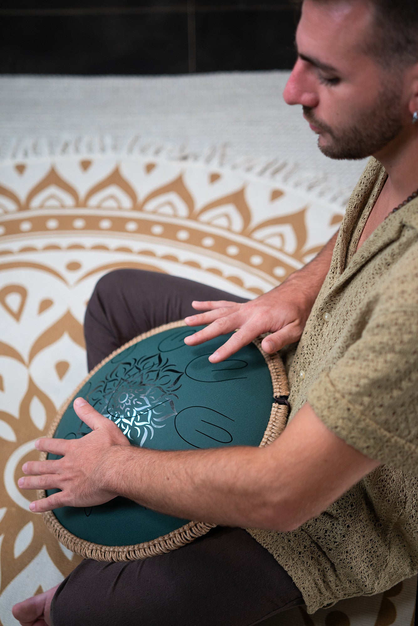 MEINL Sonic Energy 16" Octave Steel Tongue Drum, Fis Moll, 9 Töne, 432 Hz, Dunkelgrün, Graviertes florales Design