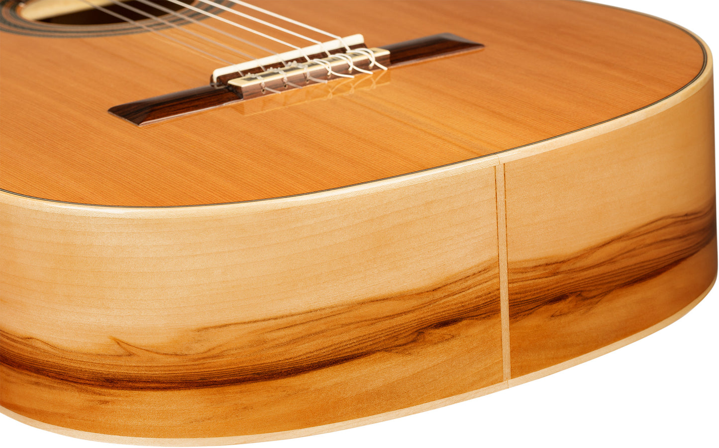 ORTEGA Traditional Series 4/4 Nylon String Guitar 6-String + Pro Gig Bag