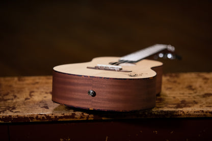 ORTEGA Bonfire Serie Bariton Ukulele 4 String - Fichte/Sapele Natur