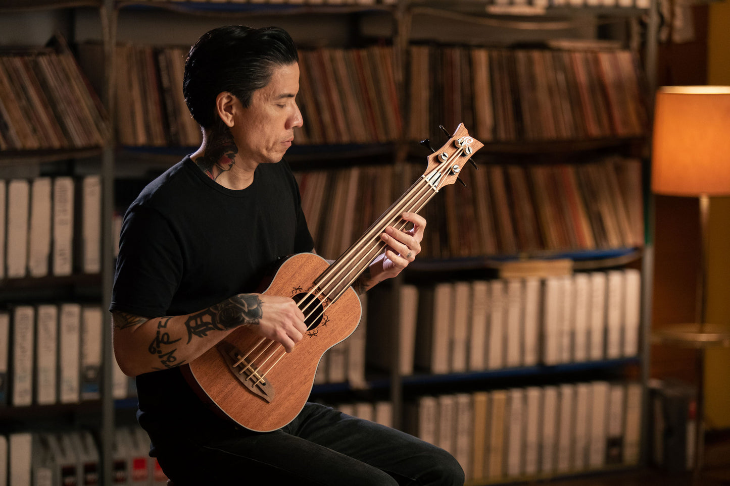 ORTEGA Lizard Serie Short Scale Fretless Uke Bass 4 String - Mahogany Natural + Bag