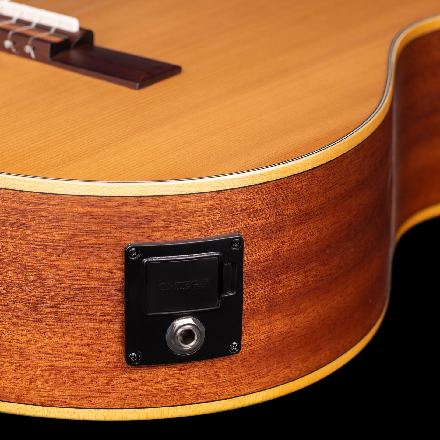 ORTEGA Family Series Pro 4/4 Slim Neck Konzertgitarre 6 String - Massive Zeder / Mahagoni Natur + Bag