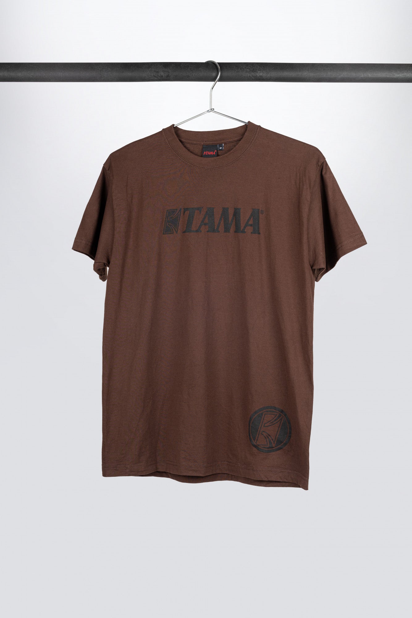TAMA T-Shirt in braun mit Logo auf der Brust