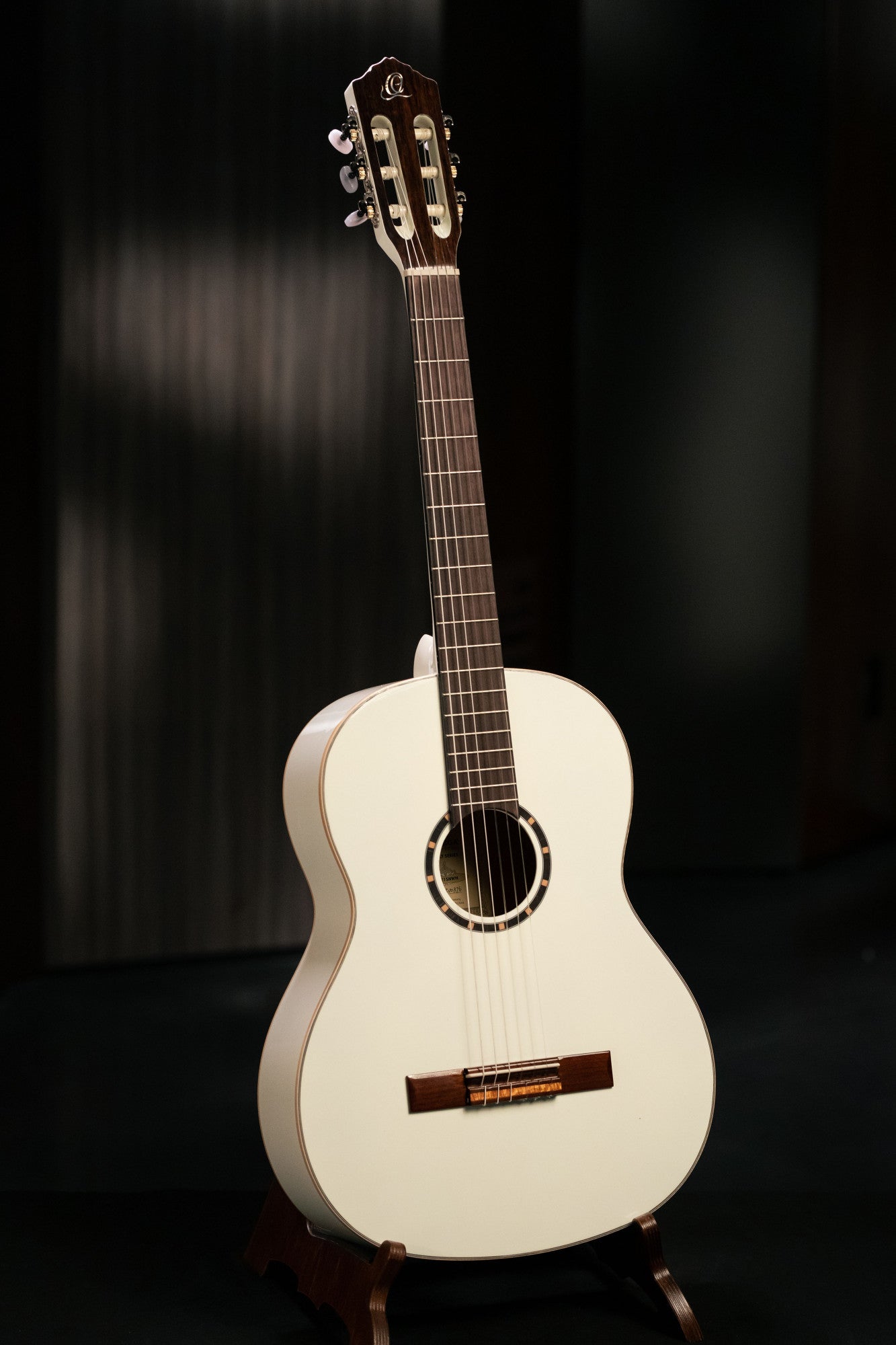 ORTEGA Family Series 4/4 Slim Neck Konzertgitarre 6 String - Weiß + Bag