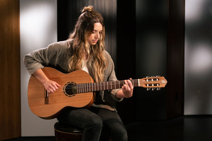 ORTEGA Family Series 4/4 Konzertgitarre 6 String - Zeder / Mahagoni Natur + Bag