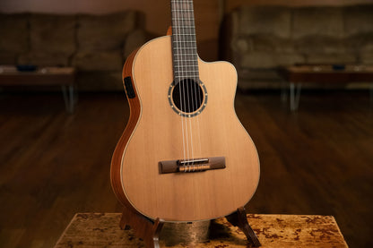 ORTEGA Family Series Pro 4/4 Konzertgitarre 6 String - Massive Zeder / Mahagoni Natur + Bag