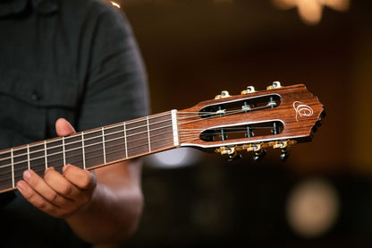 ORTEGA Family Series 4/4 Konzertgitarre 6 String - Fichte / Mahagoni + Bag