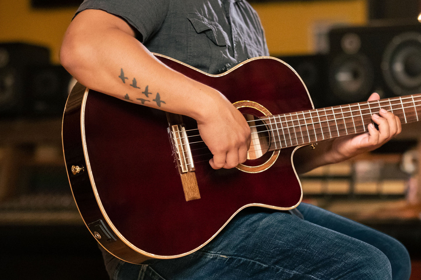 ORTEGA Performer Series 4/4 Thinline Konzertgitarre 6-String - Stained Red + Gigbag