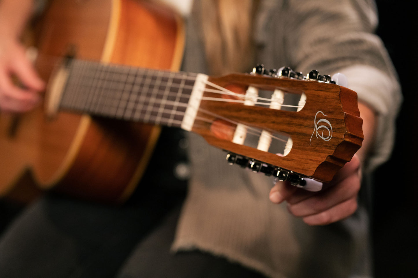 ORTEGA Family Series 4/4 Konzertgitarre 6 String - Zeder / Mahagoni Natur + Bag
