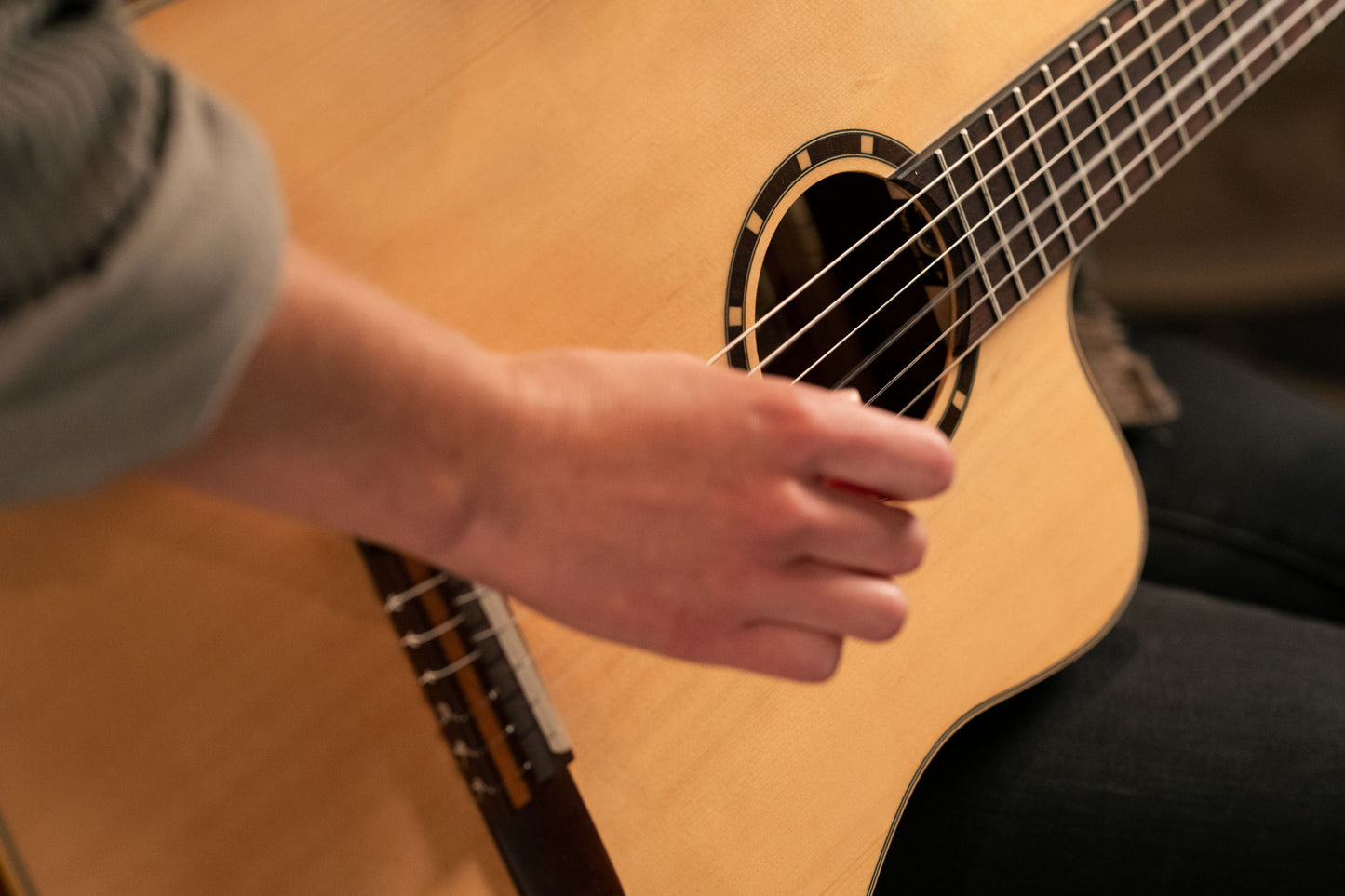 ORTEGA Family Series 4/4 Slim Neck Konzertgitarre 6 String - Fichte / Mahagoni Natur + Bag