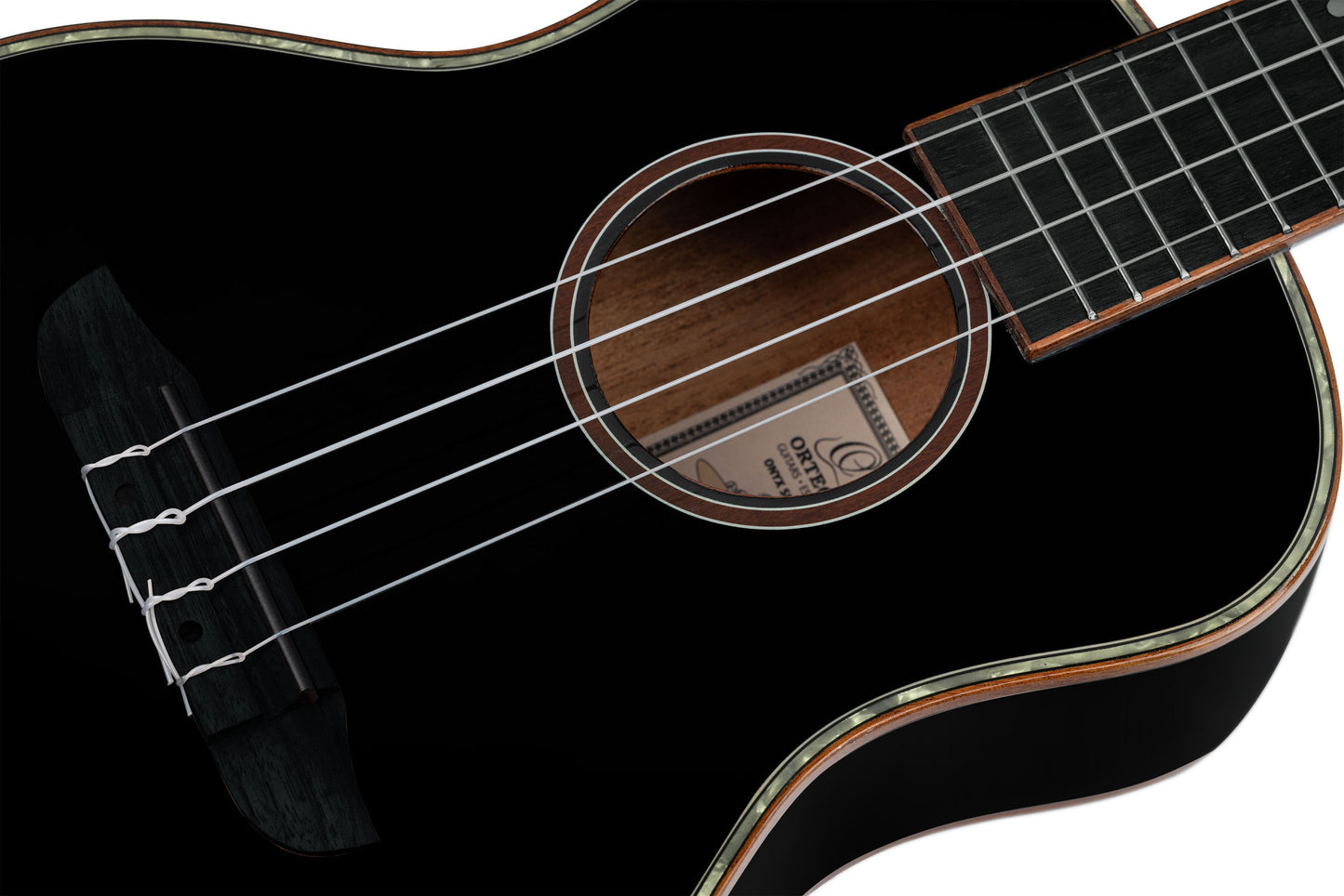ORTEGA Onyx Serie Tenor Ukulele 4 String - Spruce / Mahogany Black + Bag