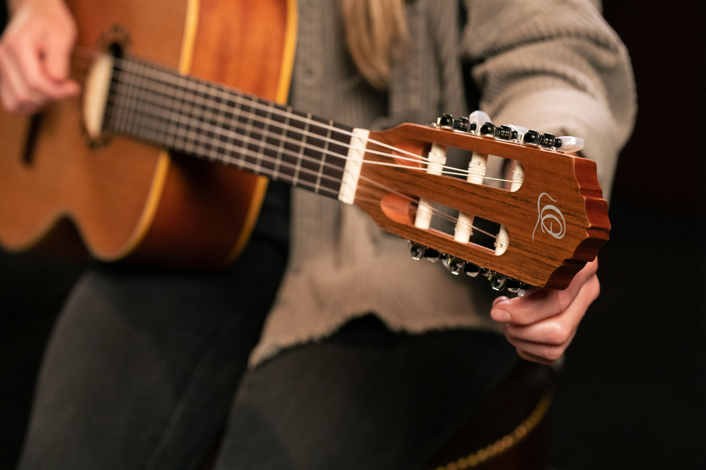 ORTEGA Family Series 7/8 Konzertgitarre 6 String - Zeder / Mahagoni Natur + Bag