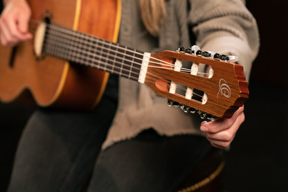 ORTEGA Family Series 7/8 Konzertgitarre 6 String - Zeder / Mahagoni Natur + Bag