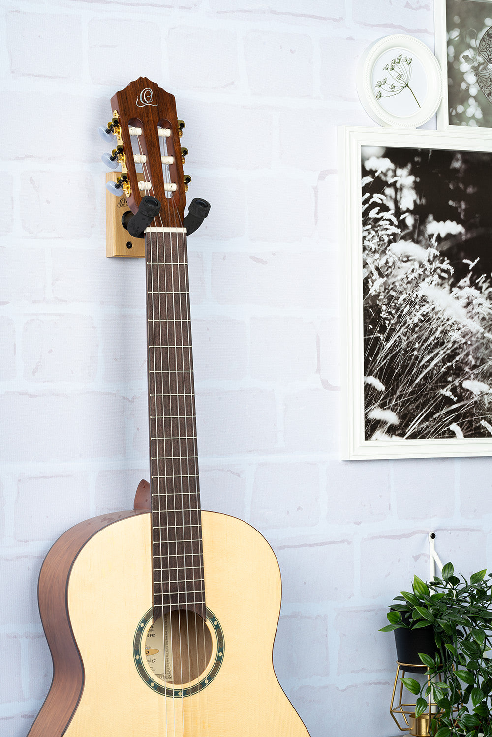 ORTEGA Guitar Wall Hanger - Birch