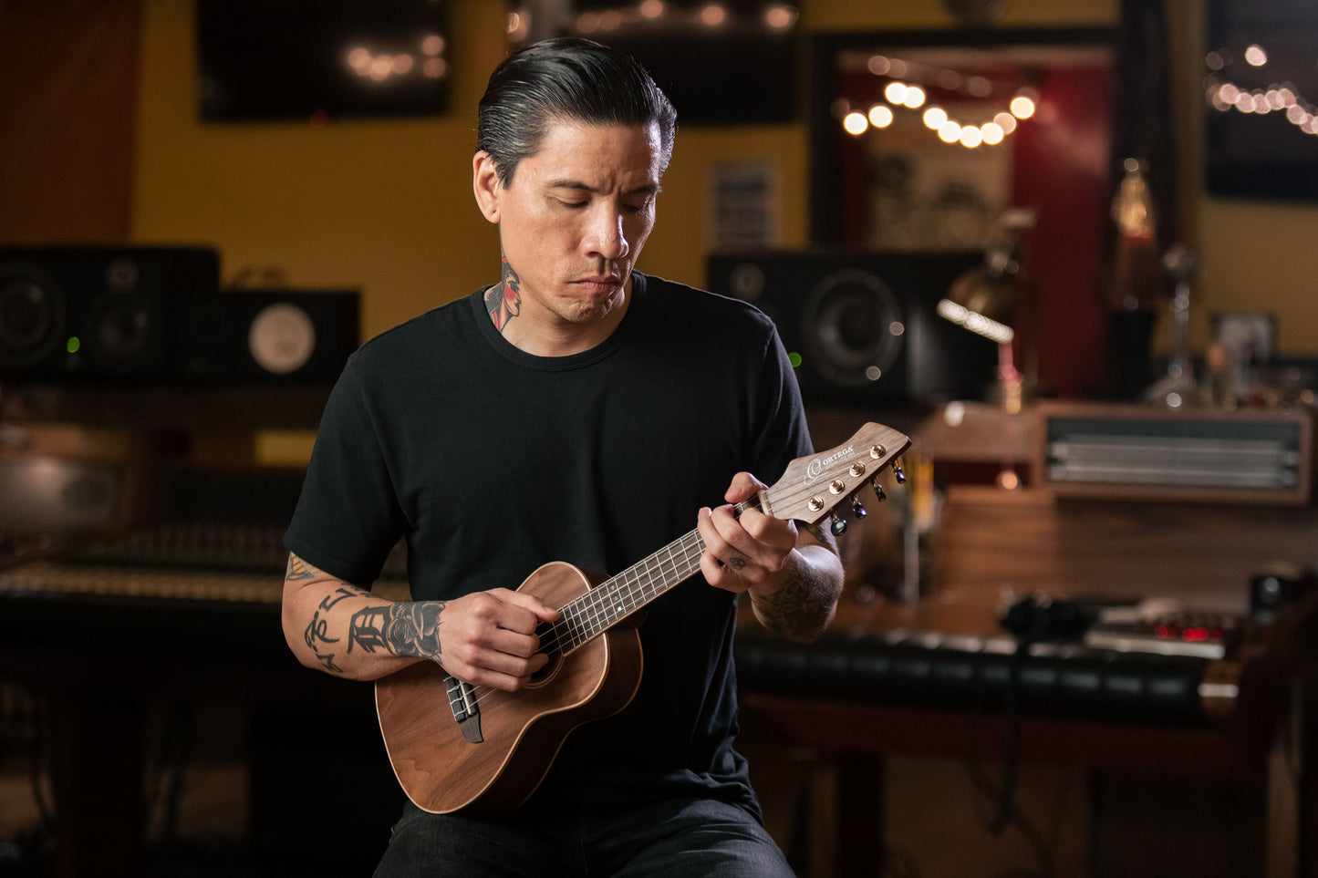 ORTEGA Horizon Series Concert Ukulele 4 String - Walnut Natural + Bag
