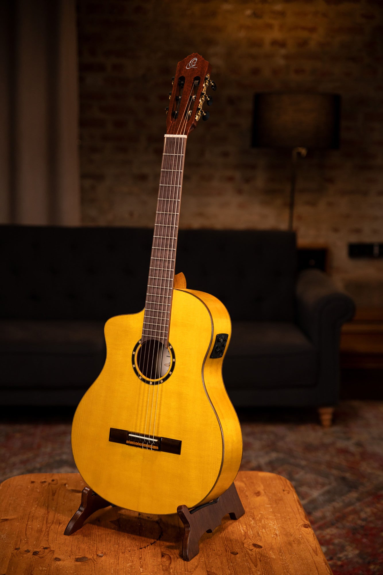 ORTEGA Family Series Pro 4/4 Konzertgitarre 6 String Lefty - Massive Fichte / Cypress Gloss Stain Yellow + Bag