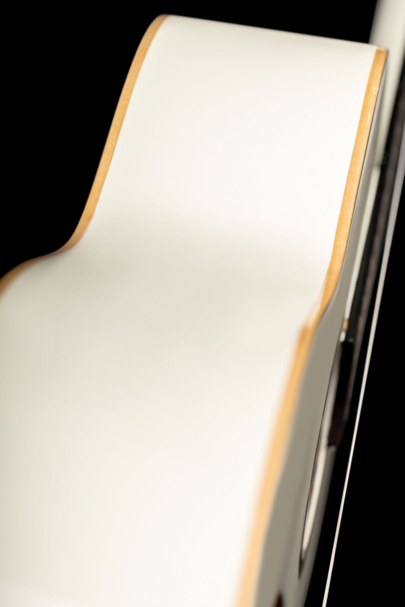 ORTEGA Family Series 4/4 Slim Neck Konzertgitarre 6 String - Weiß + Bag