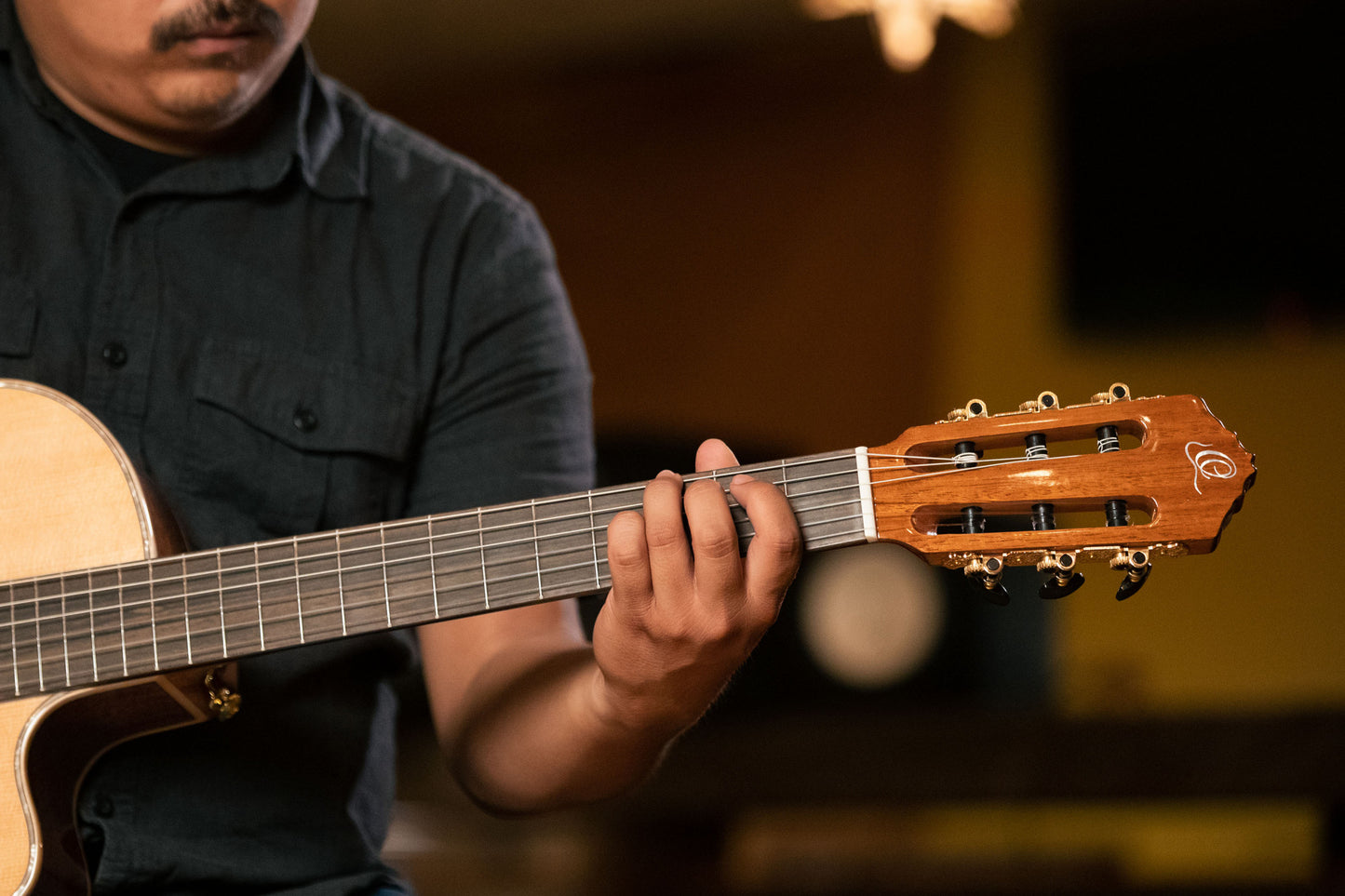 ORTEGA Performer Series 4/4 Thinline Konzertgitarre 6-String - Natural + Gigbag