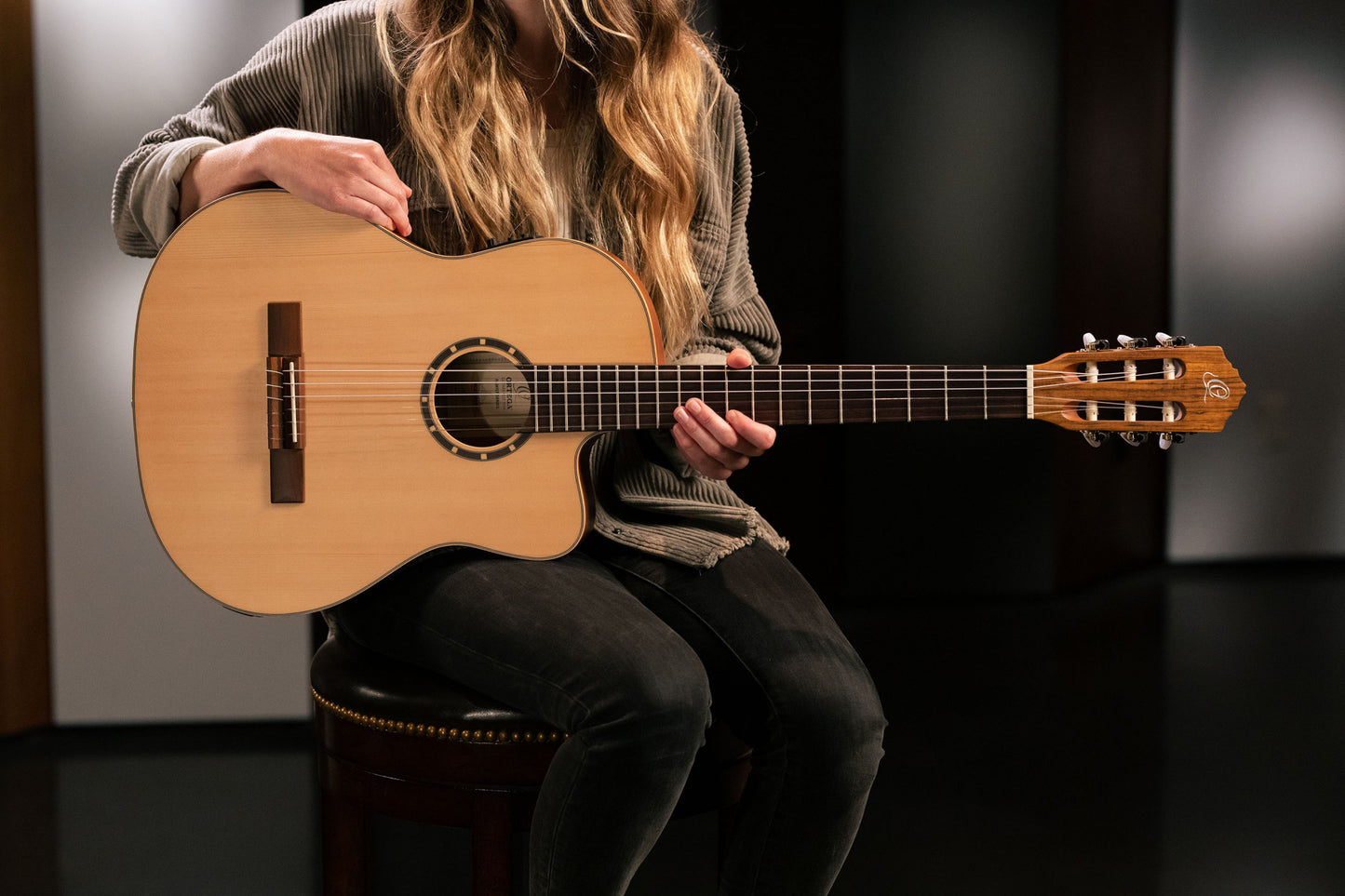 ORTEGA Family Series 4/4 Slim Neck Konzertgitarre 6 String - Fichte / Mahagoni Natur + Bag