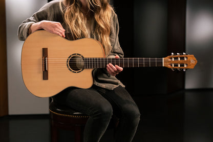 ORTEGA Family Series 4/4 Slim Neck Konzertgitarre 6 String - Fichte / Mahagoni Natur + Bag