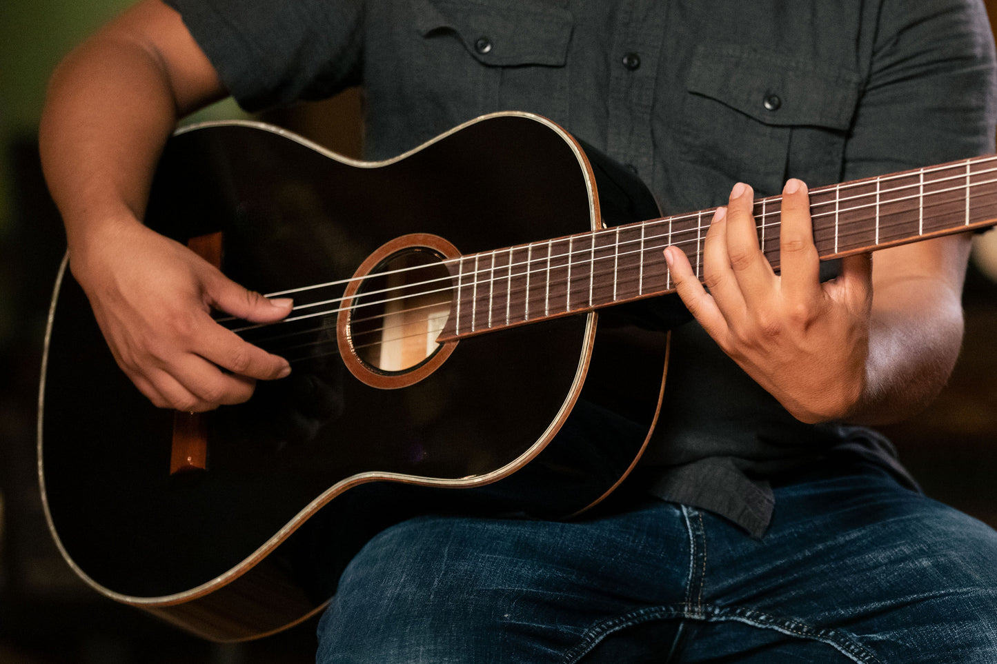 ORTEGA Family Series 4/4 Slim Neck Konzertgitarre 6 String - Fichte / Mahagoni + Bag