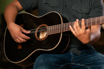 ORTEGA Family Series 4/4 Slim Neck Konzertgitarre 6 String - Fichte / Mahagoni + Bag