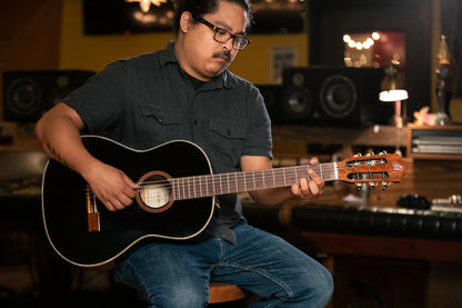 ORTEGA Family Series 4/4 Slim Neck Konzertgitarre 6 String - Fichte / Mahagoni + Bag