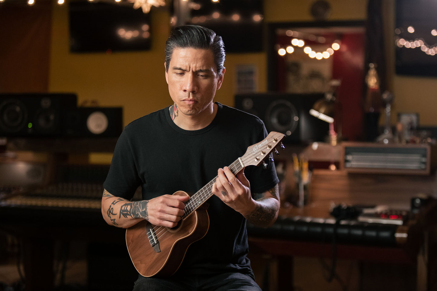 ORTEGA Horizon Series Concert Ukulele 4 String - Walnut Natural + Bag