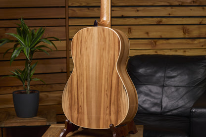 ORTEGA Traditional Series 4/4 Nylon String Guitar 6-String + Pro Gigbag