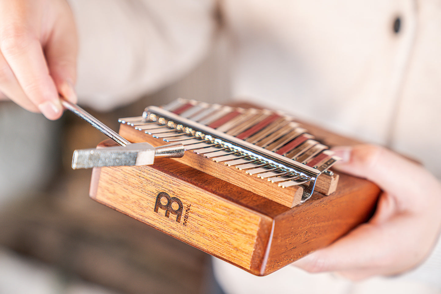 Meinl Sonic Energy Soundhole Pickup Kalimba - 17 Töne / Mahagoni