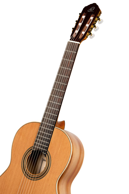 ORTEGA Traditional Series 4/4 Nylon String Guitar 6-String + Pro Gigbag