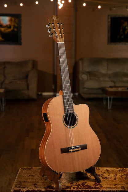 ORTEGA Family Series Pro 4/4 Slim Neck Konzertgitarre 6 String - Massive Zeder / Mahagoni Natur + Bag